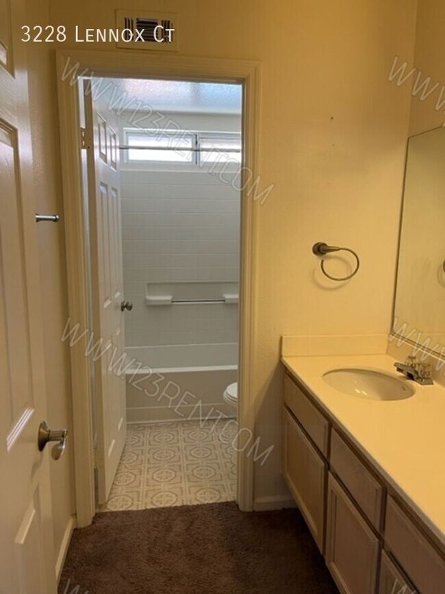 Building Photo - 3228 Lennox Ct