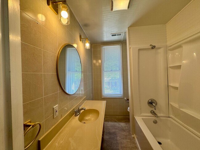 Building Photo - Spacious 2-bedroom, 1 bath apartment