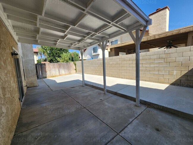 Building Photo - 3 bedroom/ 2.5 bathroom