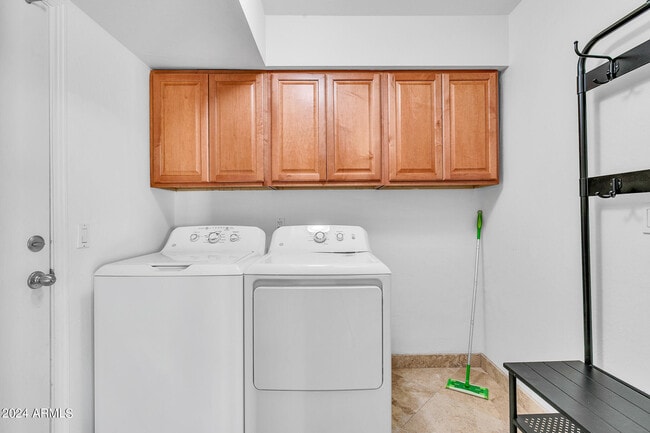 Building Photo - 8532 E San Bruno Dr