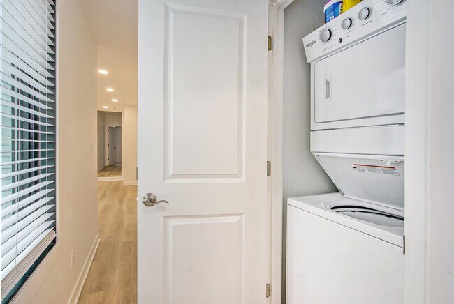 Building Photo - 511 E Ann St