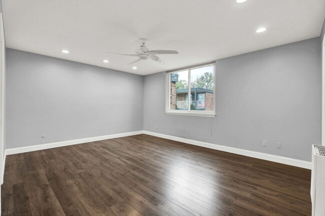 Building Photo - Welcome Home, Newly Remodeled Condo