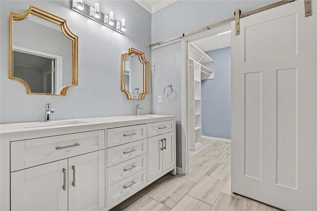 Building Photo - 3813 Paces Ferry W