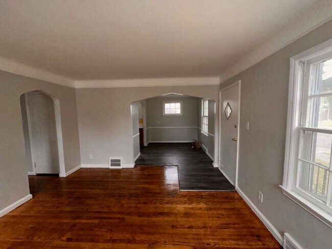 Building Photo - Three Bed 1 Bath Brick Bungalow with basement on the east-side of Detroit! Move in Ready!