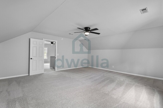 Building Photo - "Charming 3-Bedroom Retreat with 2.5 Baths...