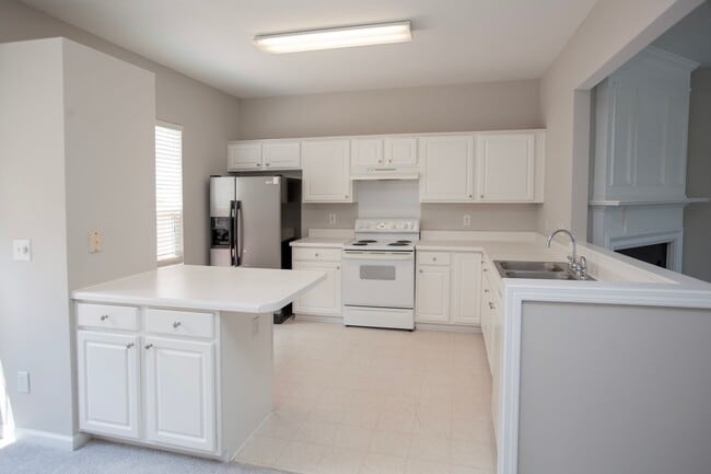 Building Photo - 2 Bedroom 2.5 Bath with Lake View in Morrisville, NC!