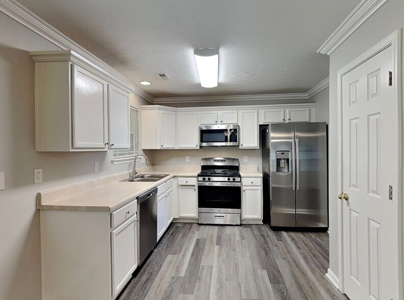 Building Photo - 2621 Fairstone Ave