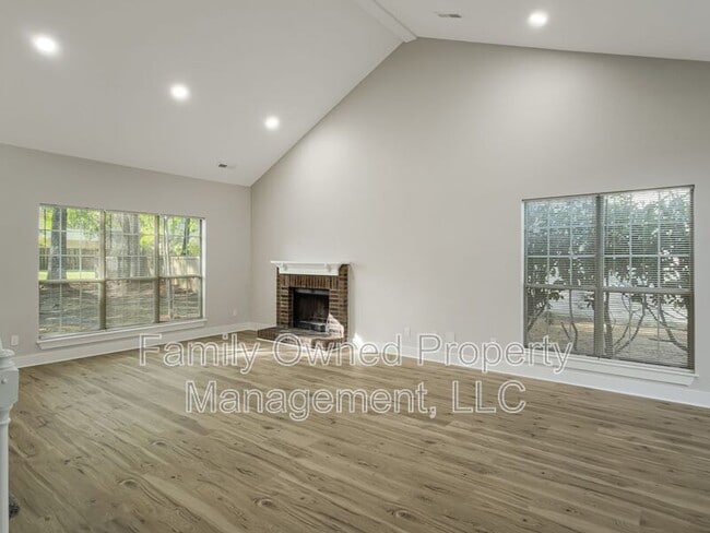 Building Photo - 105 Mallory Dr