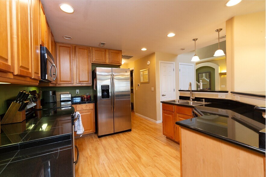 Building Photo - 15201 E Batavia Pl