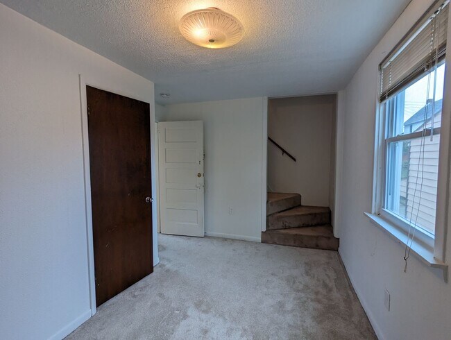 Building Photo - 2 Bedroom 1 Bathroom Single Family Home (M...