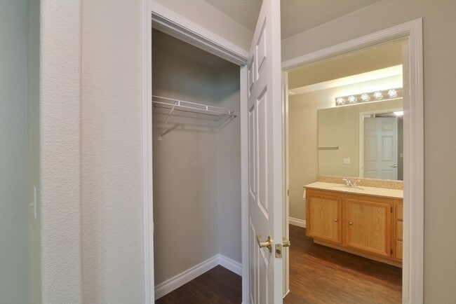 Building Photo - Upgraded Northwest 1 Bedroom Condo with At...