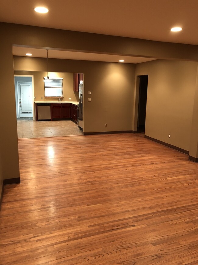 Building Photo - Updated Florence Park South Bungalow! 2 Be...