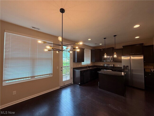 Building Photo - 6140 N Pointe Dr