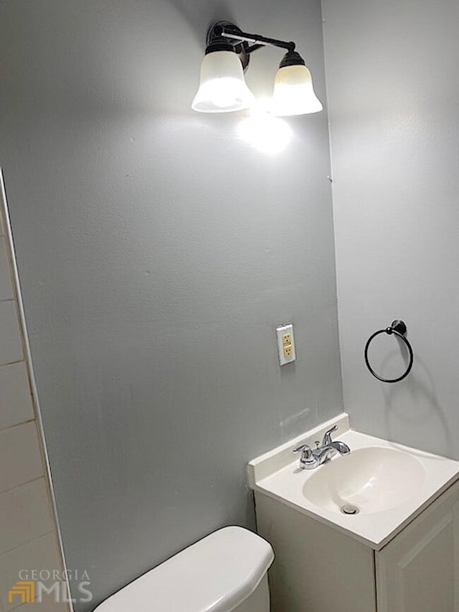 Building Photo - 221 Banberry Dr SE