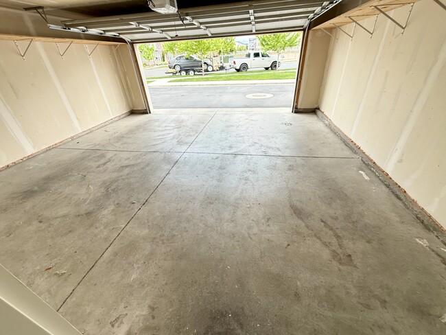 Building Photo - 676 E 550 S