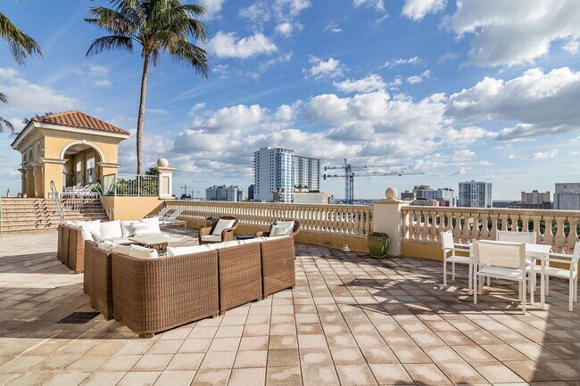 Building Photo - 403 S Sapodilla Ave