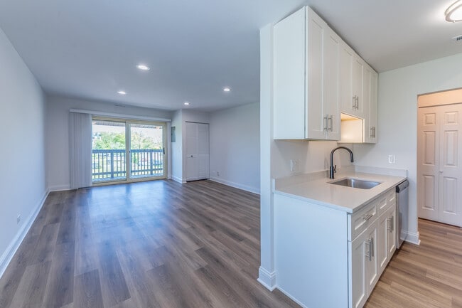 Building Photo - 900 Perrie Dr
