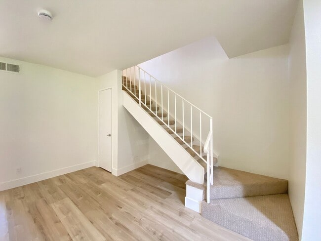Building Photo - 637 Beverly Pl