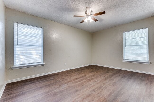 Building Photo - Spacious 3/2 with fenced yard, laundry room, and 2 car garage