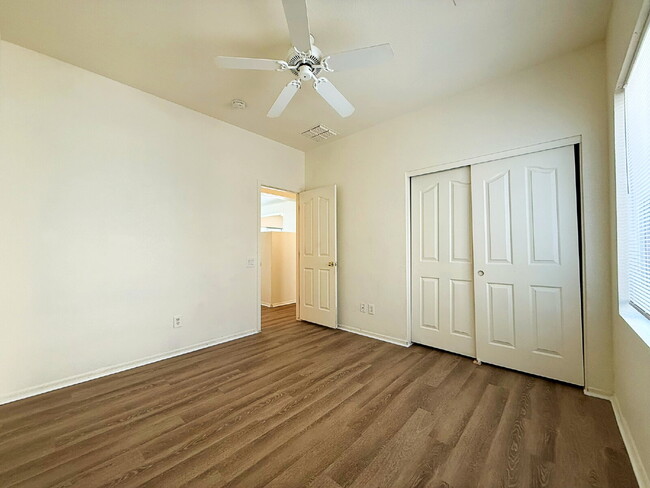 Building Photo - "Charming 3-Bed, 2-Bath Oasis with 1,430 Sq Ft in Phoenix's Heart!"