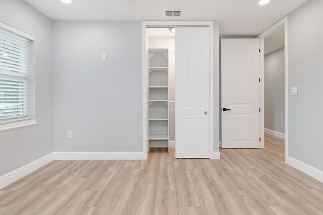 Building Photo - Gorgeous Mid-Centry Modern 3bed/2bath with...