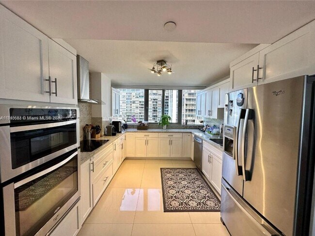 Building Photo - 2025 Brickell Ave