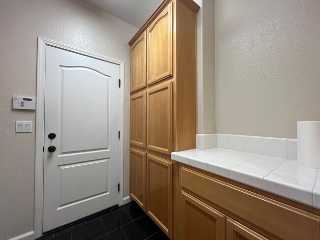 Building Photo - West Sacramento Gem with 3 Bedrooms & 2 Ba...