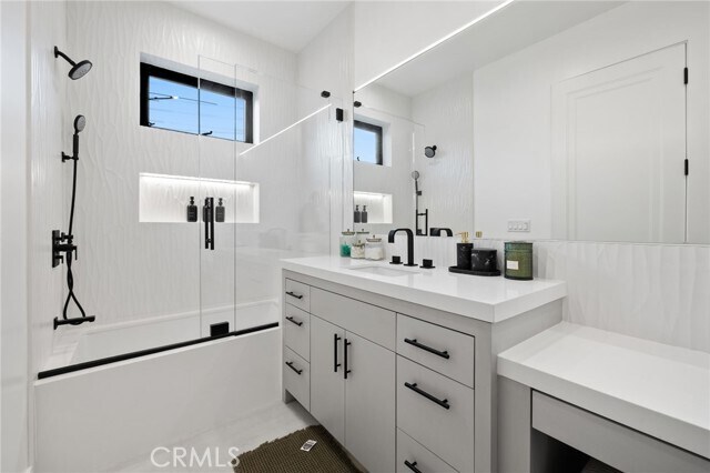 Building Photo - 807 N Paulina Ave