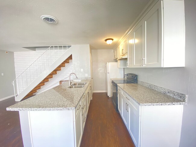 Building Photo - Charming Two Bedroom Condo