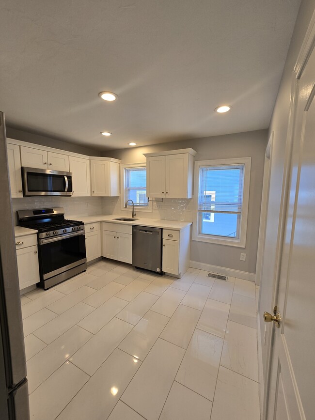 Building Photo - 35 Phillips Ave