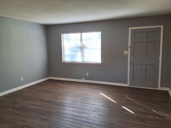 Building Photo - 310 Diecks Dr