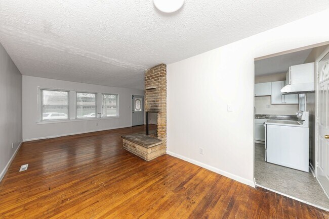 Building Photo - 1272 Zettler Rd
