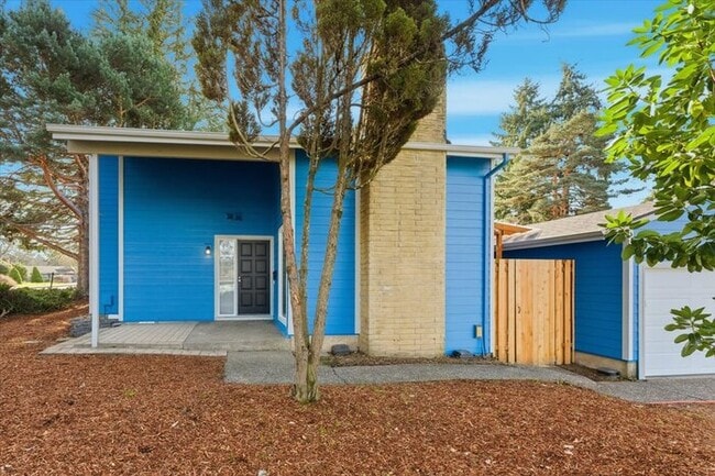 Building Photo - Updated 3BD/2BA Highland Duplex • Private Garage, Fireplace & Outdoor Space!