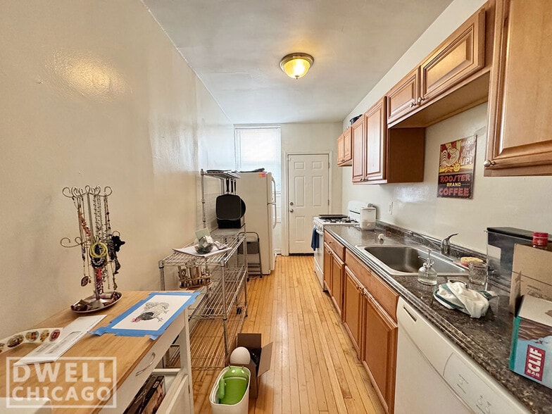 Primary Photo - 722 W Roscoe St