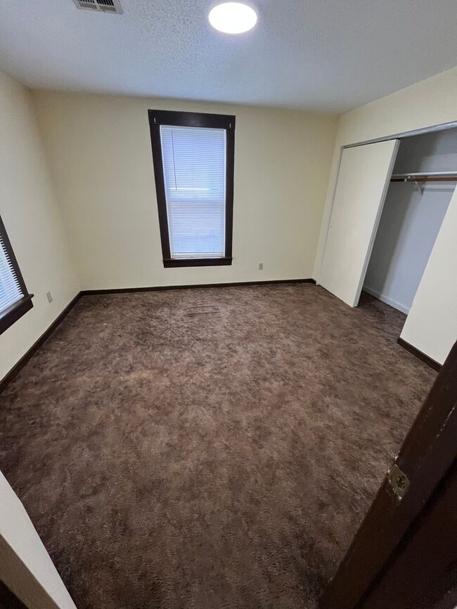 Building Photo - 3 Bedroom, 1 Bathroom House