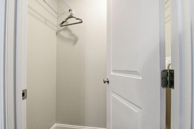 Building Photo - 810 Carson St