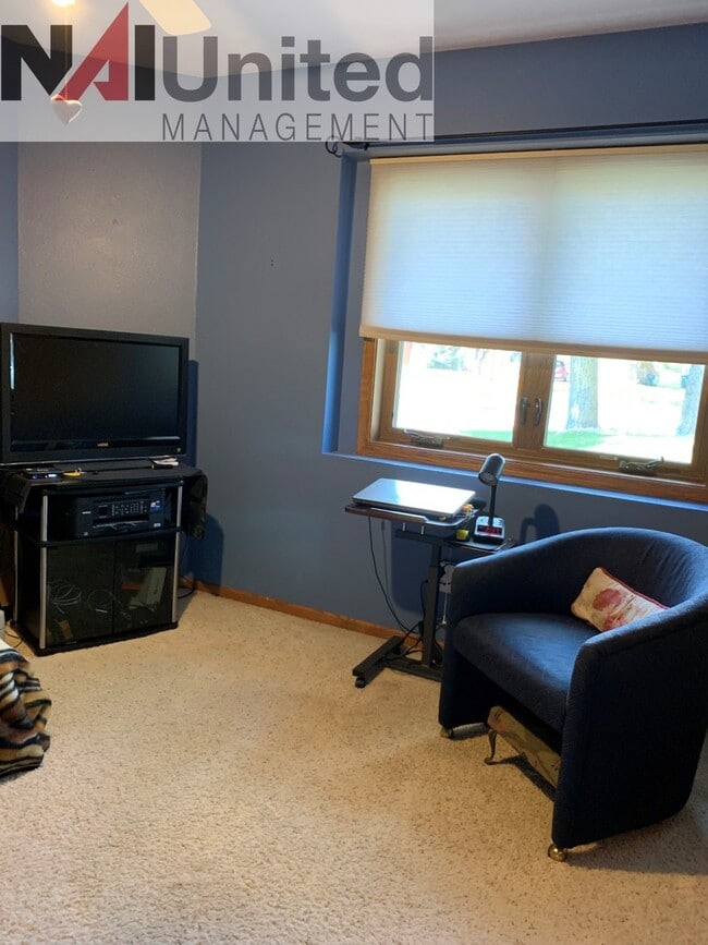 Building Photo - House for Rent 3 BR, 2 bath house, main floor laundry, 2 fireplaces, attached garage, Dakota Dunes