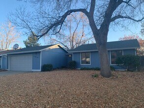 Building Photo - Lovely 3 Bedroom 1 Bath Ranch-Style House ...