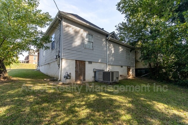 Building Photo - 2200 Parkview Ave