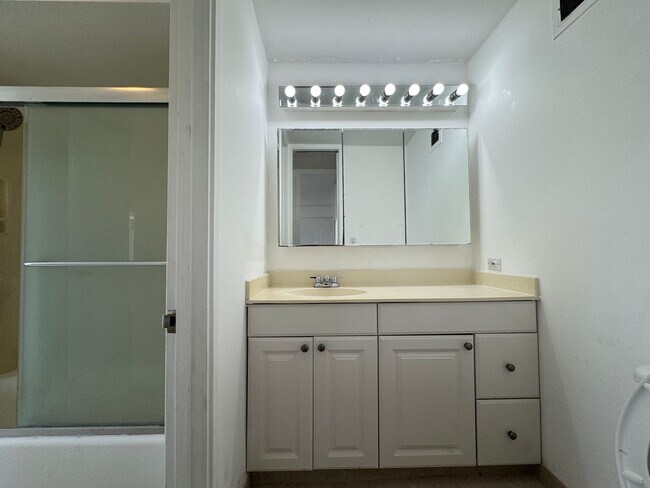 Building Photo - 2 Bed/1.5 Bath/1 Parking at Twin Towers in...