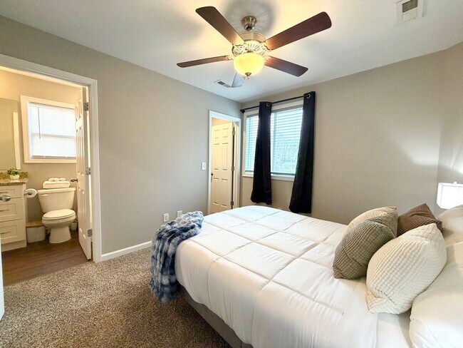 Building Photo - 925 Woody Hills Dr