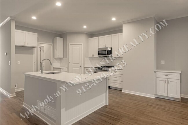 Building Photo - Brand New Townhome 3 Bed 2.5 Bath in Olath...