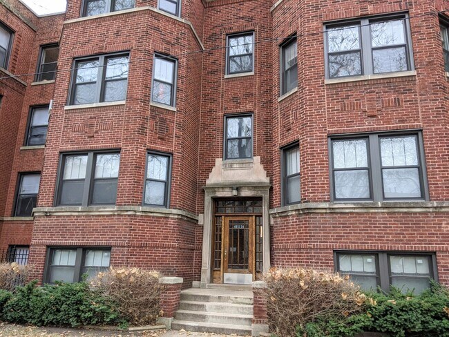 Primary Photo - 1611 W Albion Ave