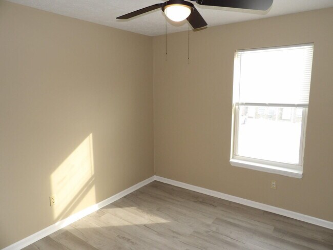 Building Photo - 140 Landings Dr