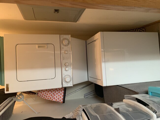 in unit washer and drier - 939 N Fairfield Ave