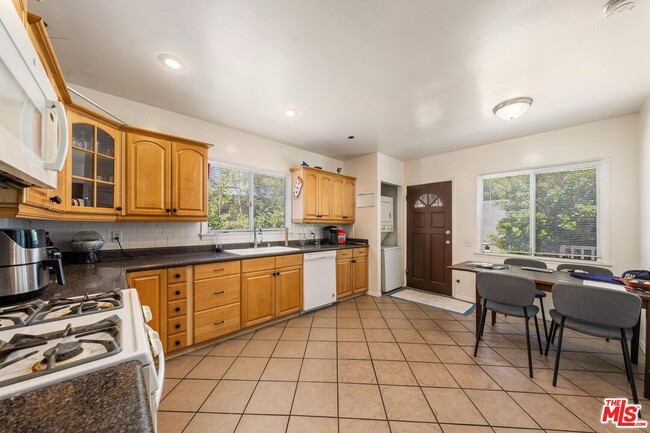 HUGE KITCHEN/breakfast area - 1527 18th St