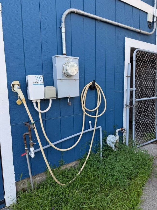 Building Photo - Cozy 2+bdrm/1 bath home w/a huge basement, washer/dryer, & off street pkg, space in the heart of ...