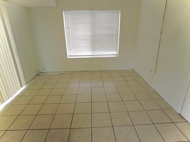 Building Photo - 1204 Linmoor Cir NE