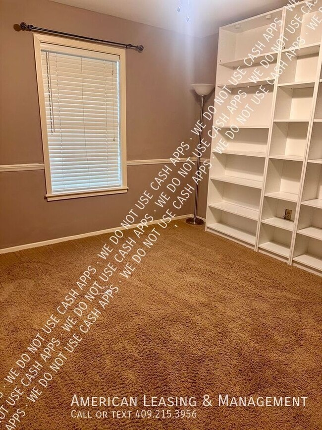 Building Photo - 704 Willow Oak St