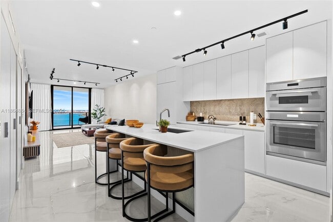 Building Photo - 700 NE 24th St